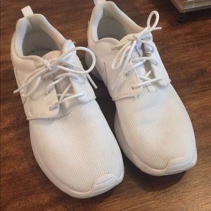 Nike Rosche 5.5y = size 7 ladies